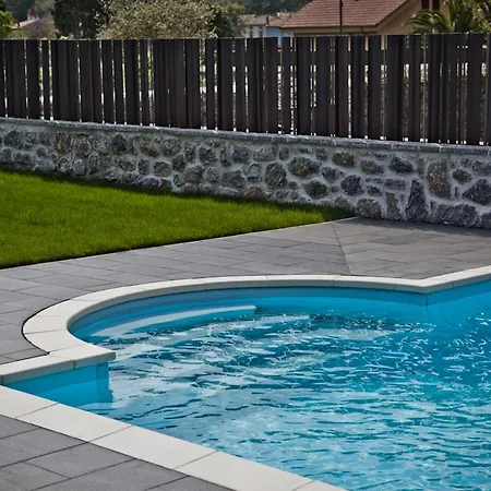 马龙别墅酒店 3* Navés