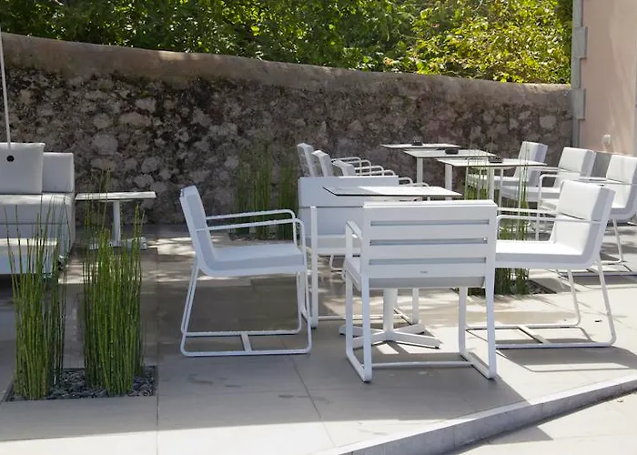 Marrón Hotel Navès